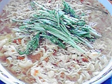 インスタント麺と酢でサンラータンメン（酸辣湯麺）